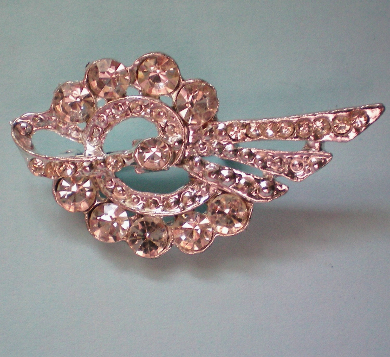 Blendend Klar Strass-Brosche - 1980 von OldCastleTreasures