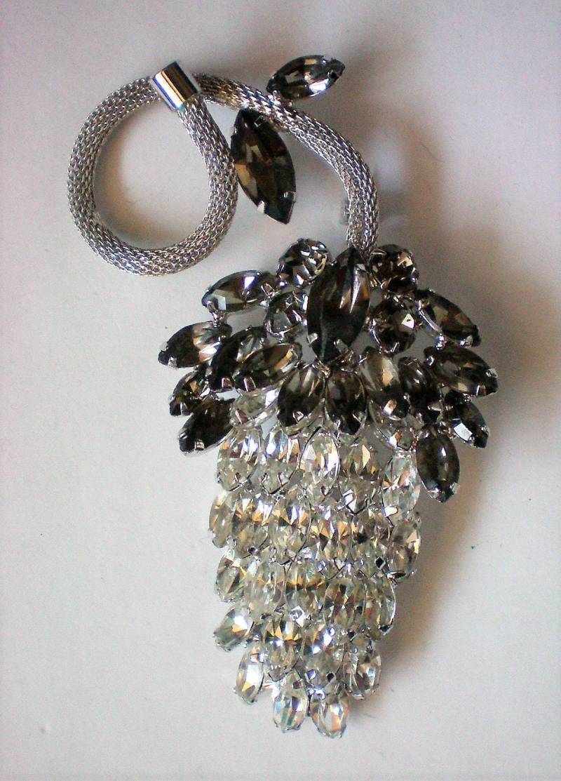 Brillant Funkelnden Marquis Geschnitten Strass-Traube-Brosche - 5993 Brillant Funkelnden Marquis Geschnitten Strass-Traube-Brosche - 5993 von OldCastleTreasures