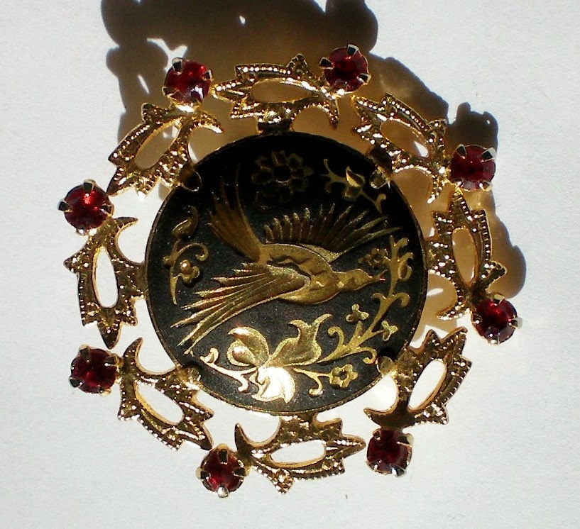 Damaszener Vogelbrosche Mit Roten Strass Rahmen - 3328 von OldCastleTreasures