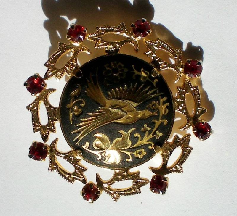 Damaszener Vogelbrosche Mit Roten Strass Rahmen - 3328 Damaszener Vogelbrosche Mit Roten Strass Rahmen - 3328 von OldCastleTreasures