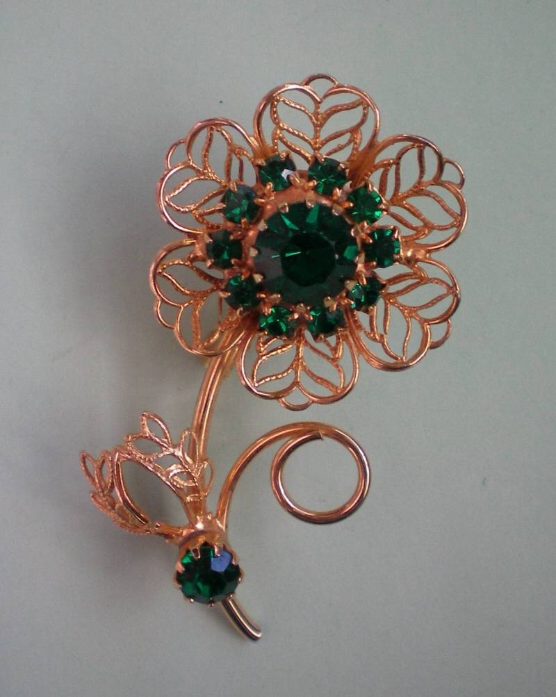 Filigrane Blumenbrosche Mit Smaragd Grün Strass - 1542 von OldCastleTreasures