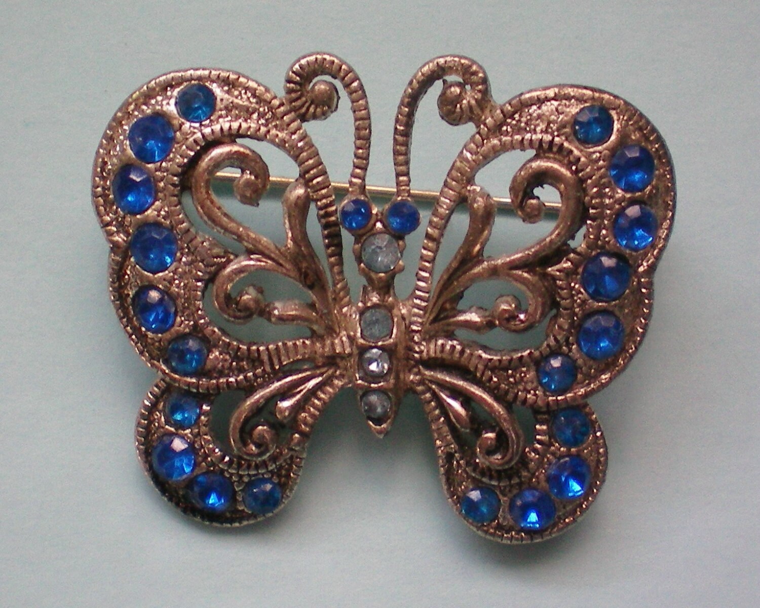Filigrane Silberfarbene Schmetterling Pin - 2423 von OldCastleTreasures