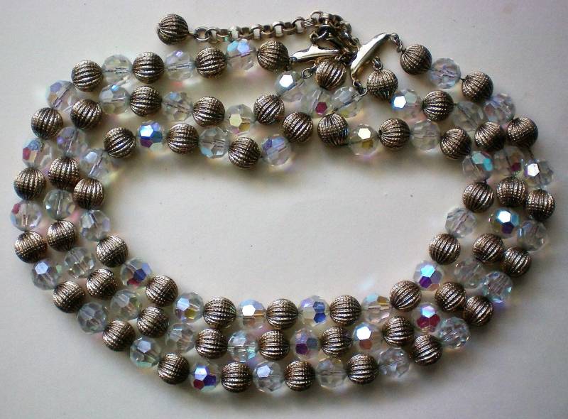 Funkelnde Facettierte Drei Strang Aurora Borealis Und Gold-Ton-Perlenkette - 5071 von OldCastleTreasures