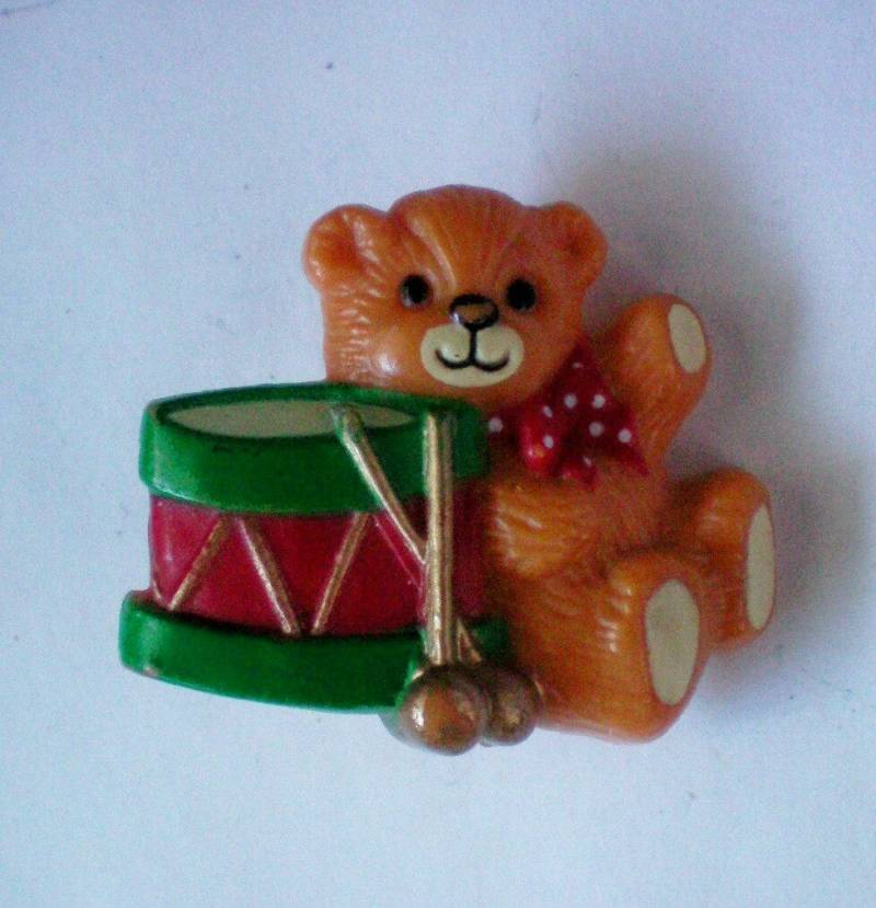 Geformten Kunststoff-Teddybär Mit Trommel-Pin - 4954 von OldCastleTreasures