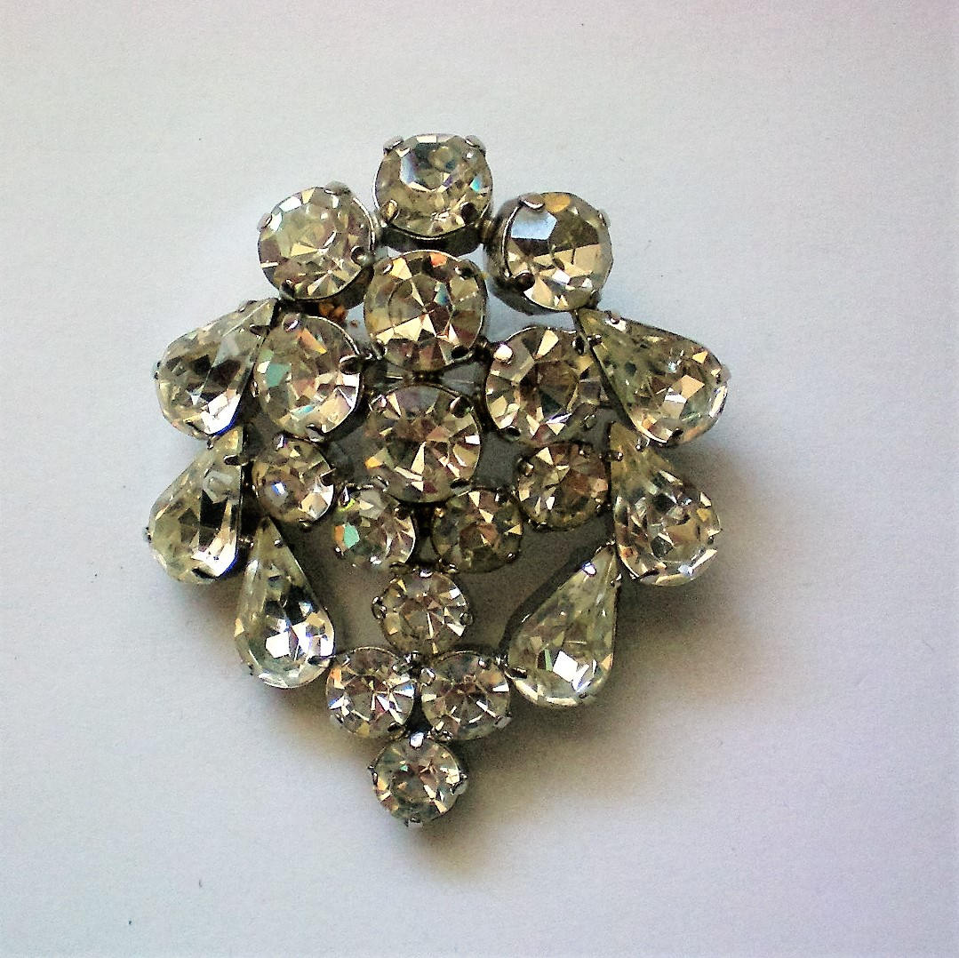 Glitzernde Strass Tear Drop Und Runden Stein Brosche - 5297 von OldCastleTreasures