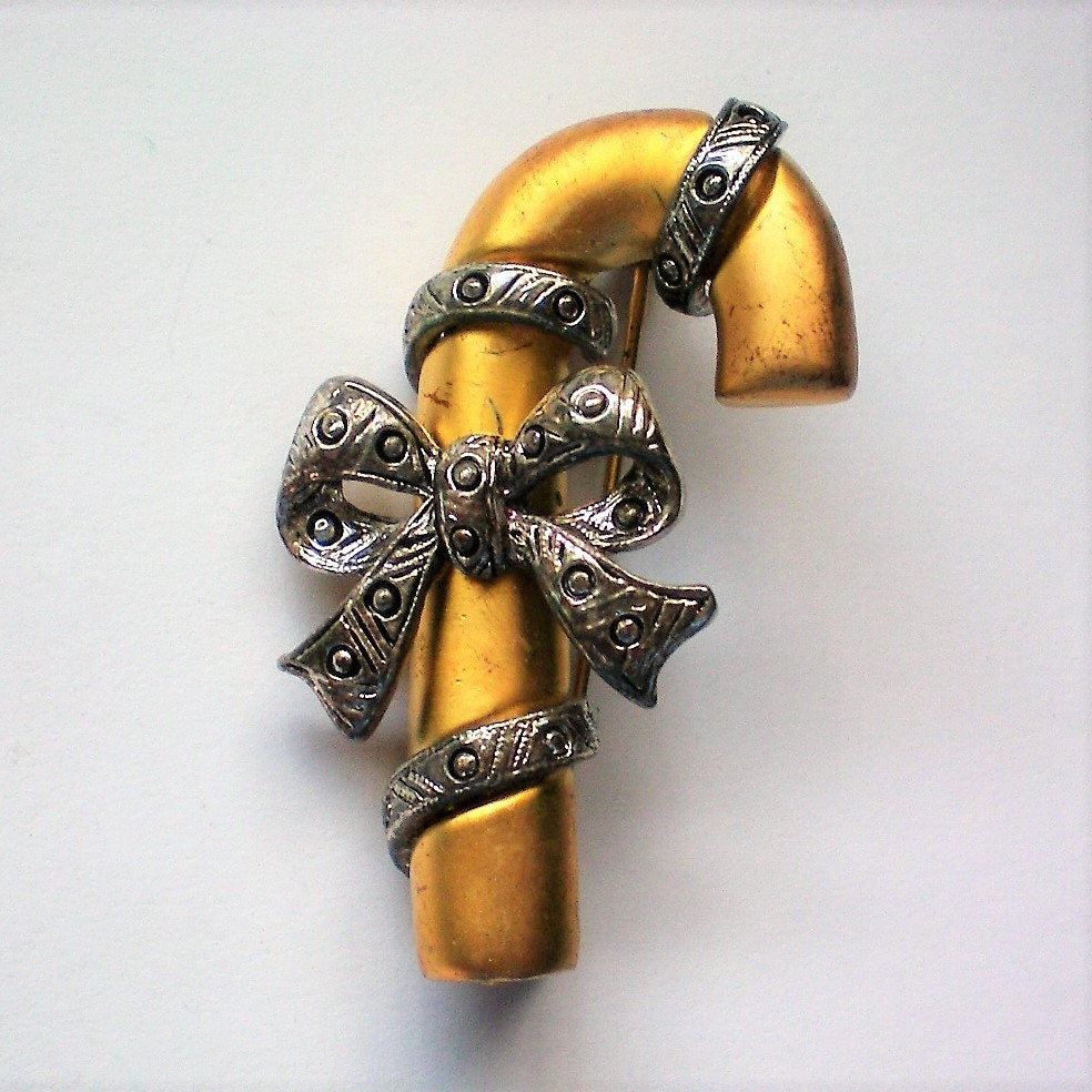 Gold-Ton Candy Cane Pin Mit Zinn-Band Und Schleife - 6088 von OldCastleTreasures