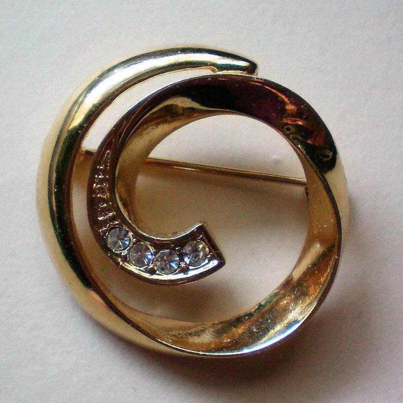 Gold-Ton Swirl Brosche Mit Strass-Akzenten - 5206 von OldCastleTreasures