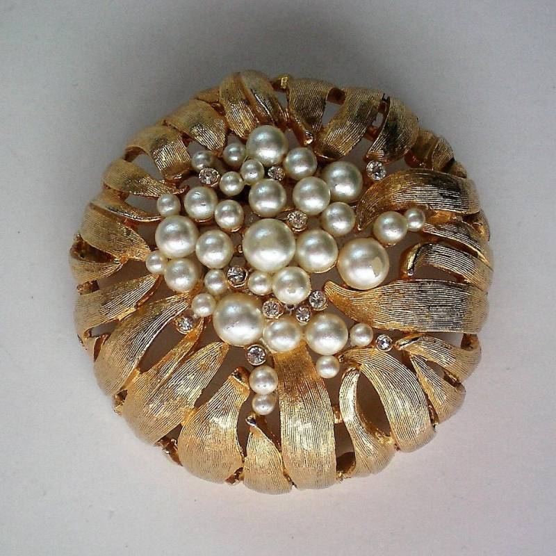 Große Kuppel Gold-Ton Brosche Mit Faux Perlen & Strass - 5353 von OldCastleTreasures