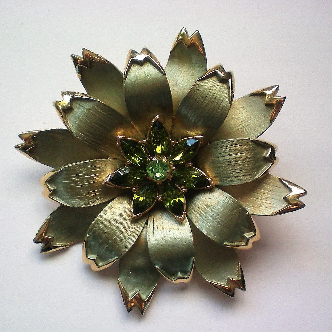 Große Mehrschichtige Metall Brosche Mit Peridot Grün Rhinetones - 6079 von OldCastleTreasures