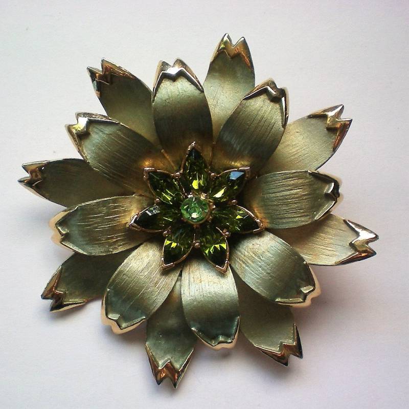 Große Mehrschichtige Metall Brosche Mit Peridot Grün Rhinetones - 6079 von OldCastleTreasures