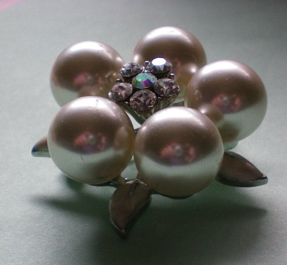 Großen Faux Perle Cluster Pin - 3360 von OldCastleTreasures