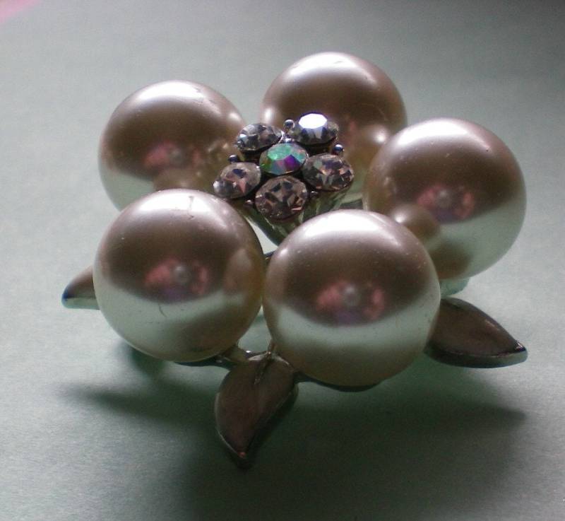 Großen Faux Perle Cluster Pin - 3360 von OldCastleTreasures