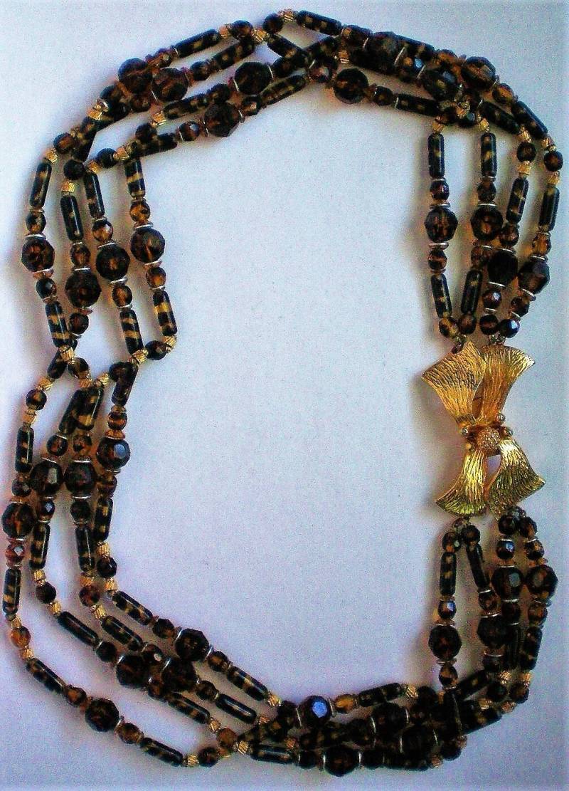 Hattie Carnegie Vier Strang Glasperlen Halskette Mit Floralen Verschluss - 5789 von OldCastleTreasures