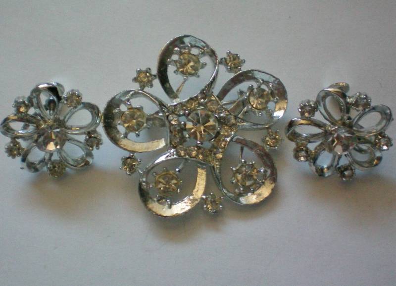 Hübsche Strass-Brosche & Schraube Zurück Ohrringe - 4719 von OldCastleTreasures