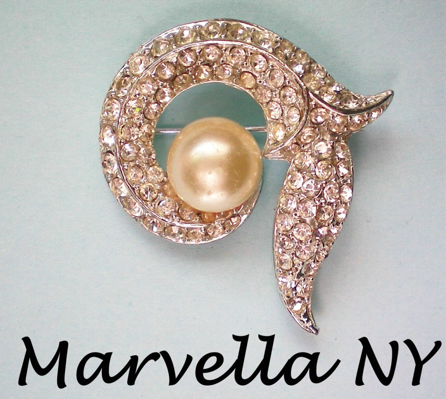 Marvella Ny 1960Er Faux Perle/strass Brosche - 2446 von OldCastleTreasures