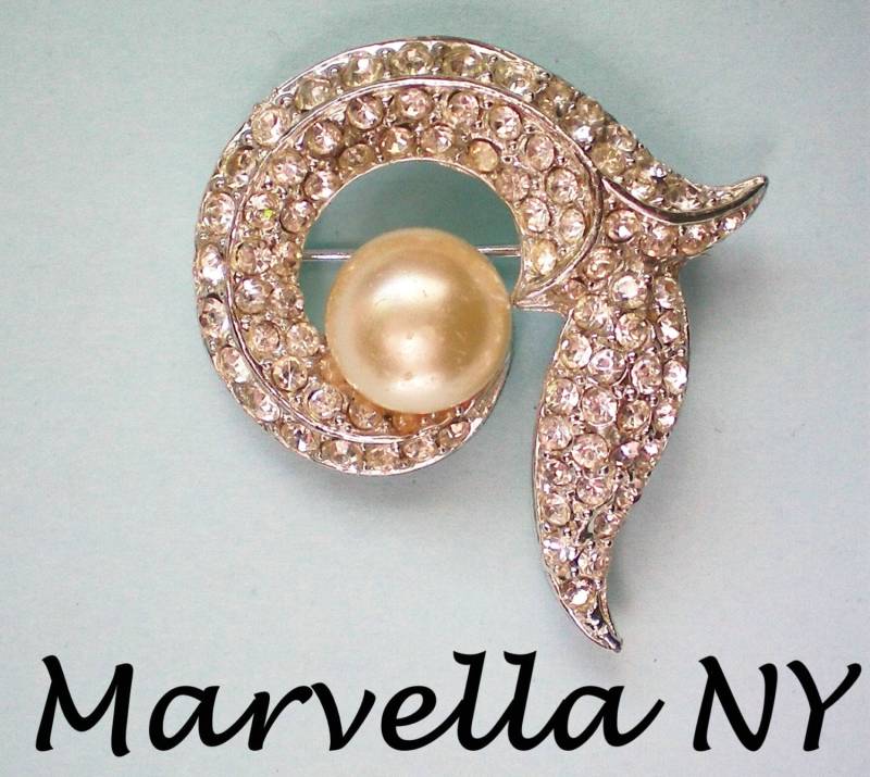 Marvella Ny 1960Er Faux Perle/strass Brosche - 2446 von OldCastleTreasures