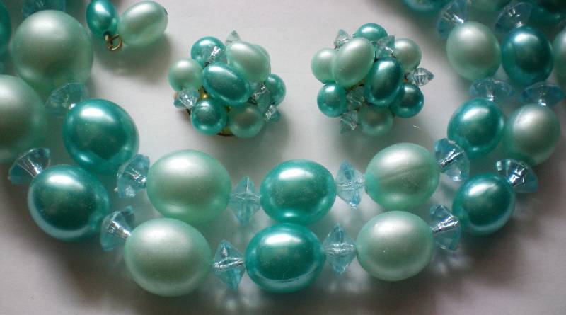 Mitte Des Jahrhunderts Blass Grün Kunststoff-Perlen Halskette Mit Clip-Ohrringe - 5942 von OldCastleTreasures