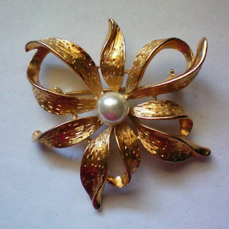 Napier Blumen Basierte Brosche Mit Faux Perle - 5934 von OldCastleTreasures