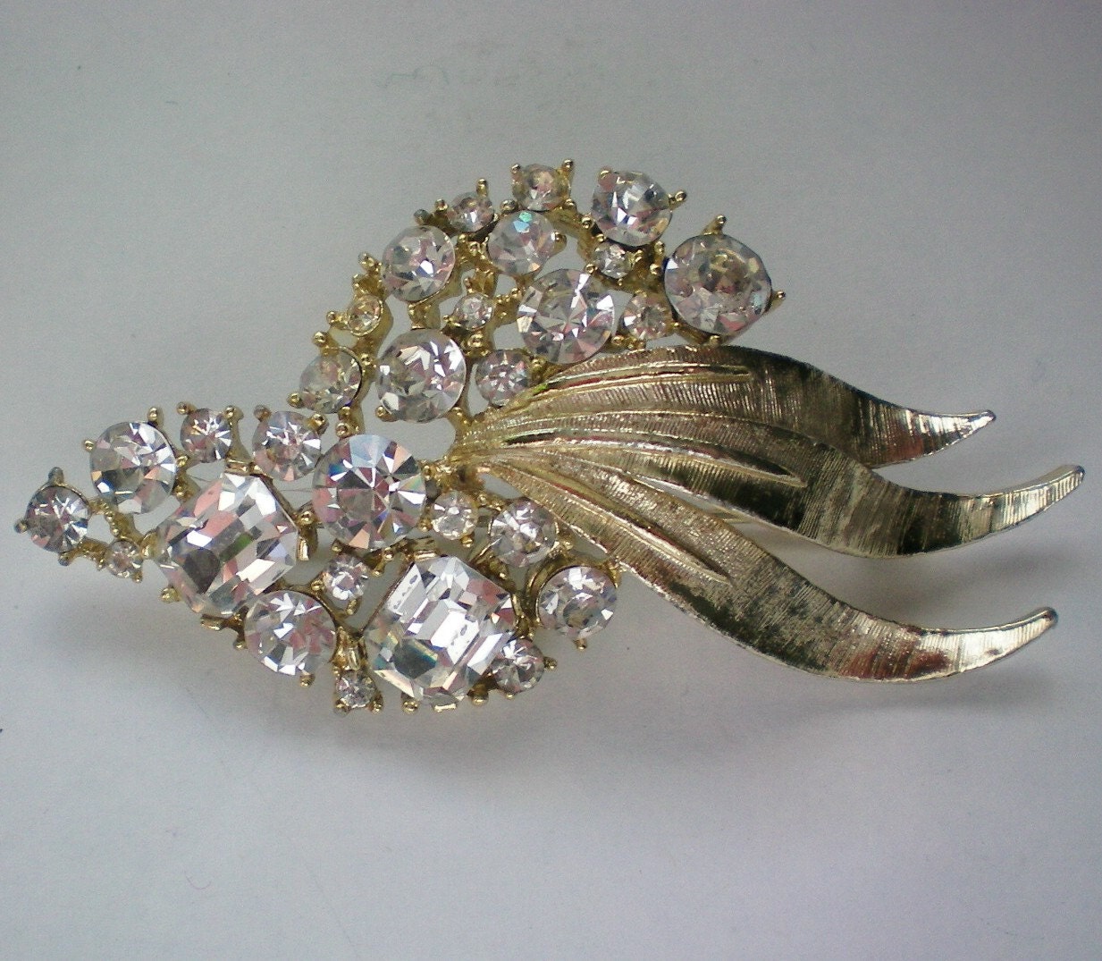 Riesige Bsk Emerald & Runde Strass Brosche - 4588 von OldCastleTreasures