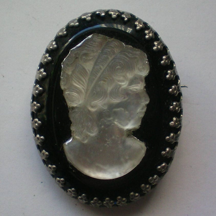 Satiniertem Glas Auf Onyx Kamee Brosche Oder Anhänger - 5175 von OldCastleTreasures