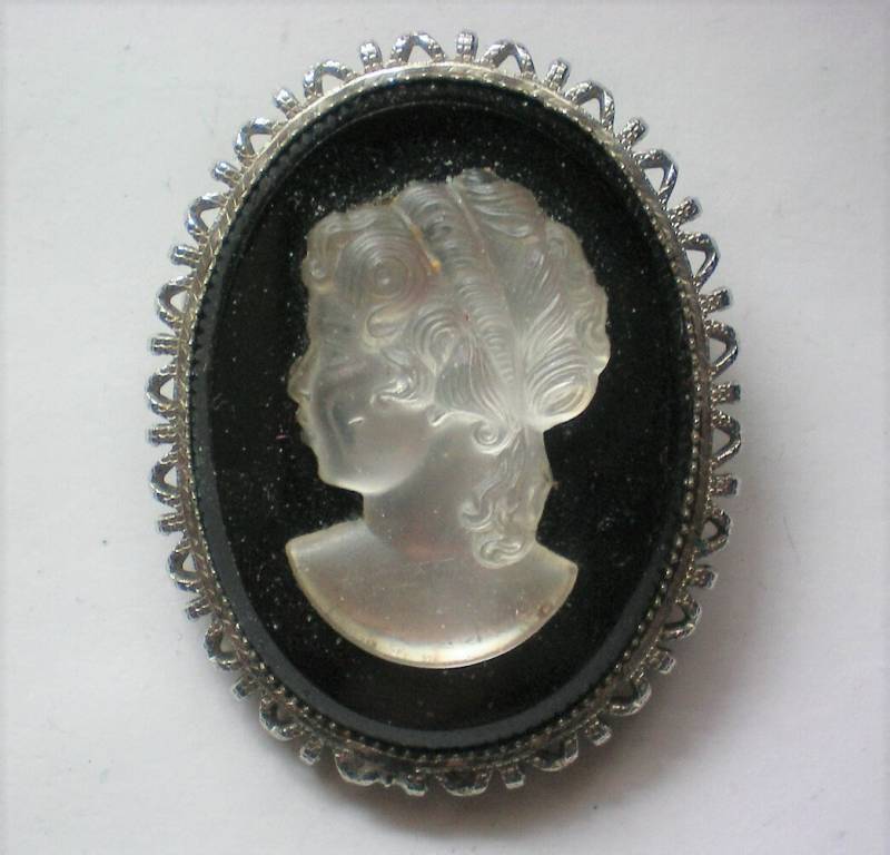 Satiniertem Glas Cameo-Brosche Auf Schwarzem Sockel - 5955 von OldCastleTreasures