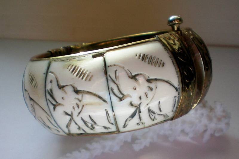 Scharnier Armreif Mit Gravierten Elefanten - 1847 von OldCastleTreasures
