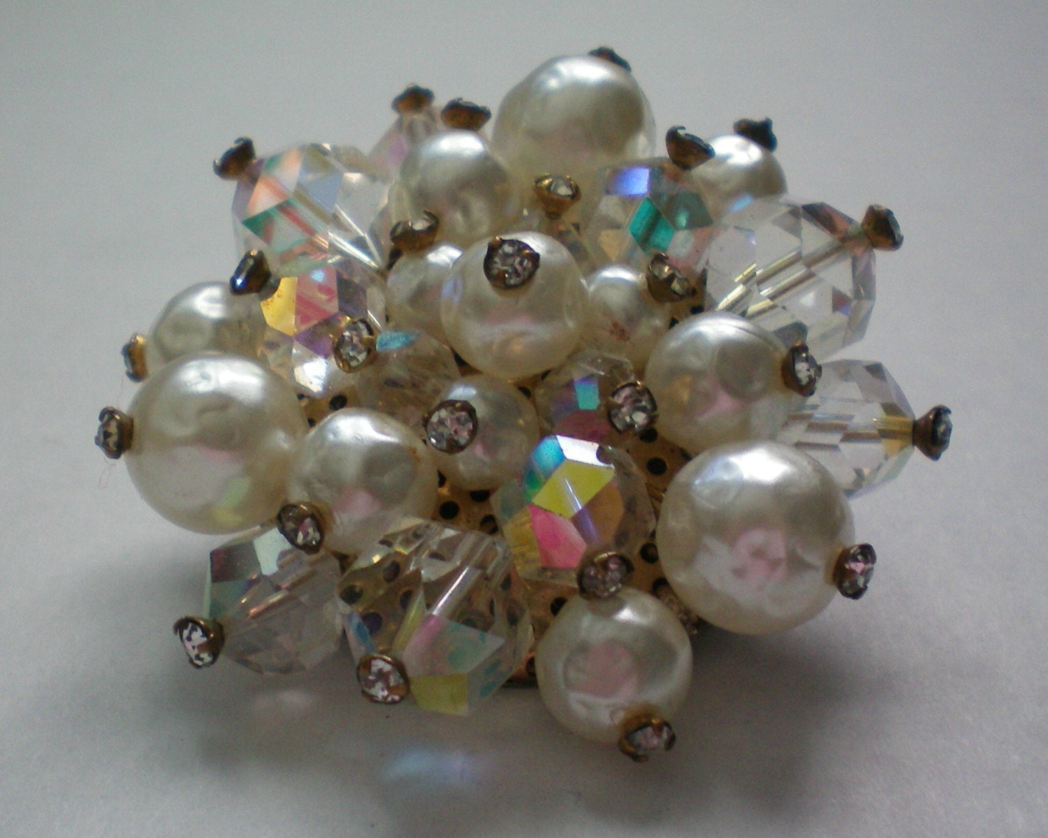 Schillernde Faux Blister Pearl Und Ab Perlen Brosche - 881 von OldCastleTreasures