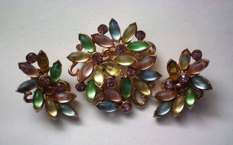 Seltene Avon Belleville Brosche Mit Ohrclips Set - 6232 von OldCastleTreasures