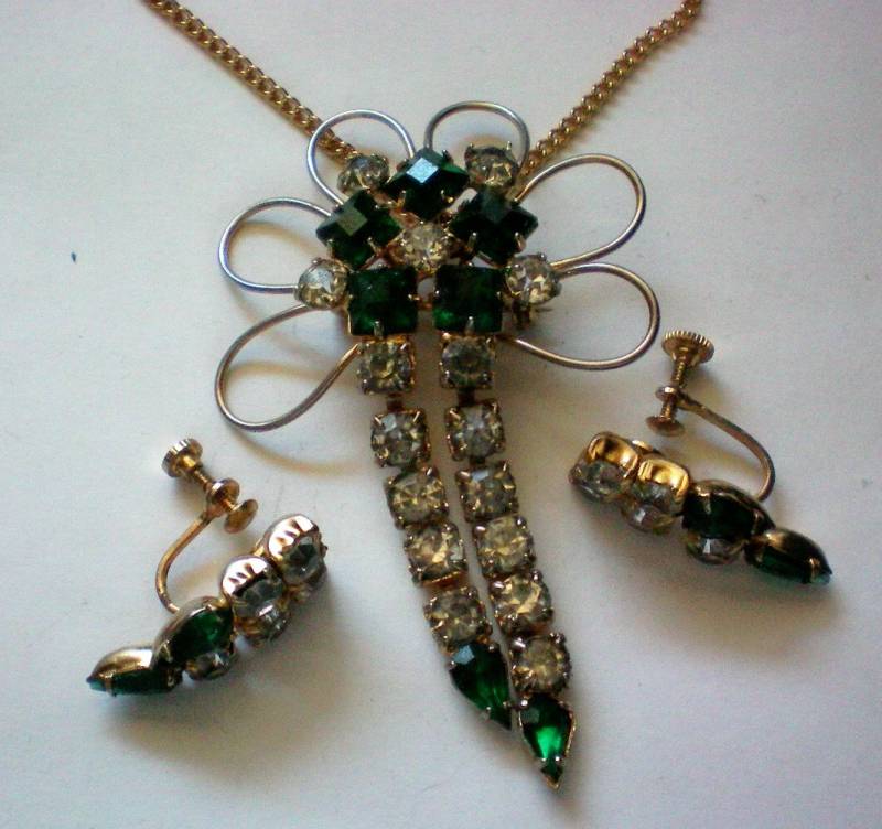 Smaragd Grün Strass Baumeln Brosche/Halskette Und Ohrringe - 4798 von OldCastleTreasures
