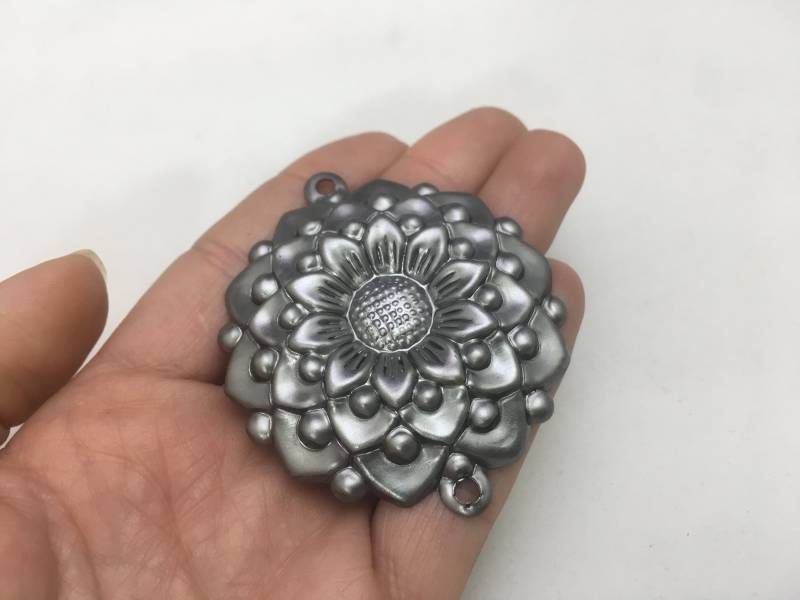 Metall Concho 3D Blumen Medaillon Mit Ösen An 2 Seiten Metall Concho 3D Blumen Medaillon Mit Ösen An 2 Seiten von OldCrowShop