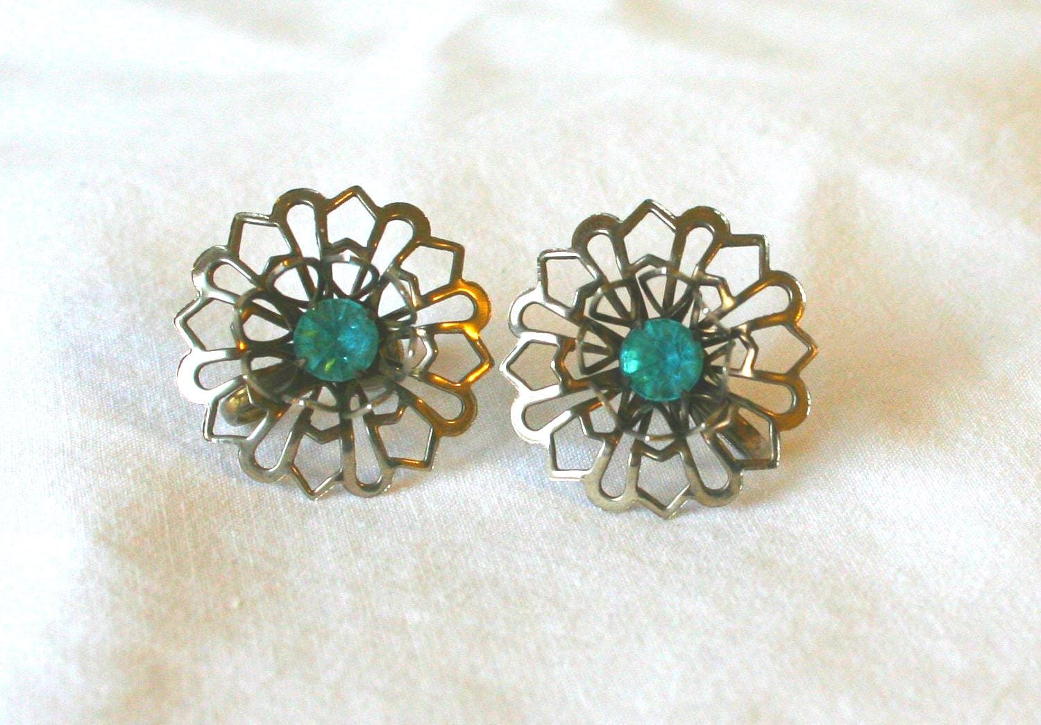 Vintage Floral Schraubohrringe Silber Und Türkis Vintage Floral Schraubohrringe Silber Und Türkis von OldFarmCollectibles