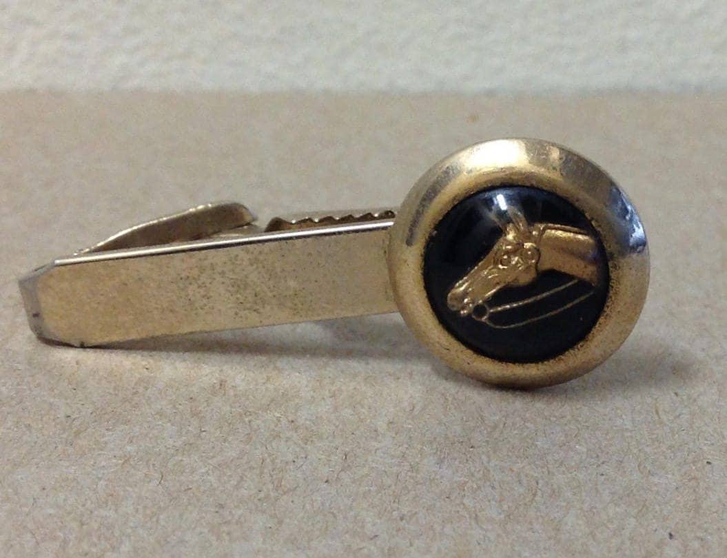 1950Er Jahre Bronze Eingefasster Pferdekopf Pionier Reverse Carving Krawattenklammer Verschluss Bar Pin Schmuck Goldton Schwarz Vintage Reiter Mitte 1950Er Jahre Bronze Eingefasster Pferdekopf Pionier Reverse Carving Krawattenklammer Verschluss Bar Pin Schmuck Goldton Schwarz Vintage Reiter Mitte von OldFleaToyMarket