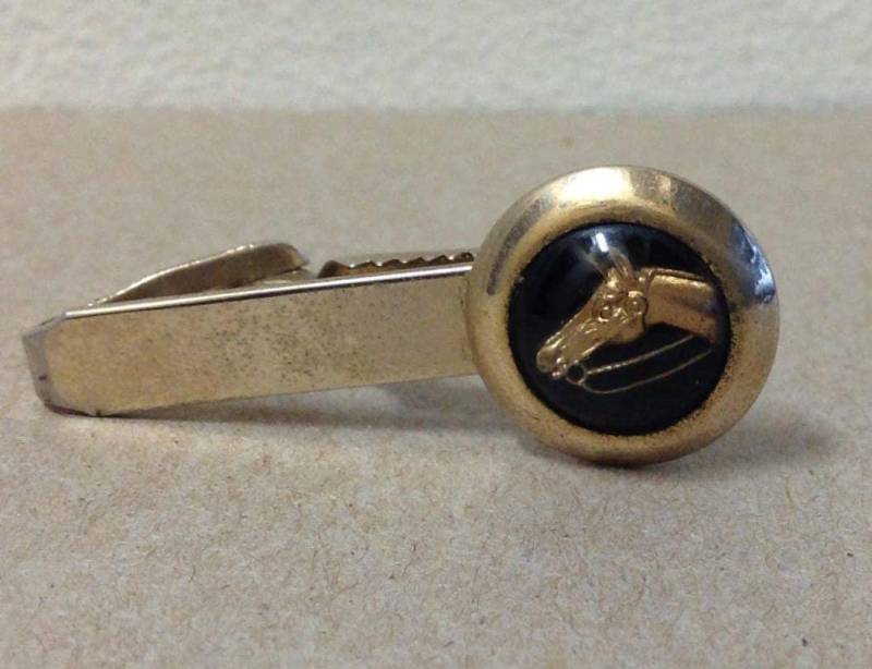 1950Er Jahre Bronze Eingefasster Pferdekopf Pionier Reverse Carving Krawattenklammer Verschluss Bar Pin Schmuck Goldton Schwarz Vintage Reiter Mitte 1950Er Jahre Bronze Eingefasster Pferdekopf Pionier Reverse Carving Krawattenklammer Verschluss Bar Pin Schmuck Goldton Schwarz Vintage Reiter Mitte von OldFleaToyMarket