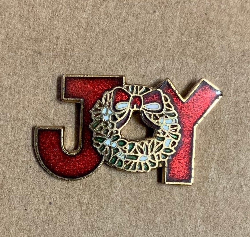 1980 Weihnachtskranz Messing Emaille Joy Pin Vintage Hut Revers Swib Taiwan Retro Geschenke Shop 80Er Jahre Urlaub Rot Gold Weiß Metall Fröhlich 1980 Weihnachtskranz Messing Emaille Joy Pin Vintage Hut Revers Swib Taiwan Retro Geschenke Shop 80Er Jahre Urlaub Rot Gold Weiß Metall Fröhlich von OldFleaToyMarket