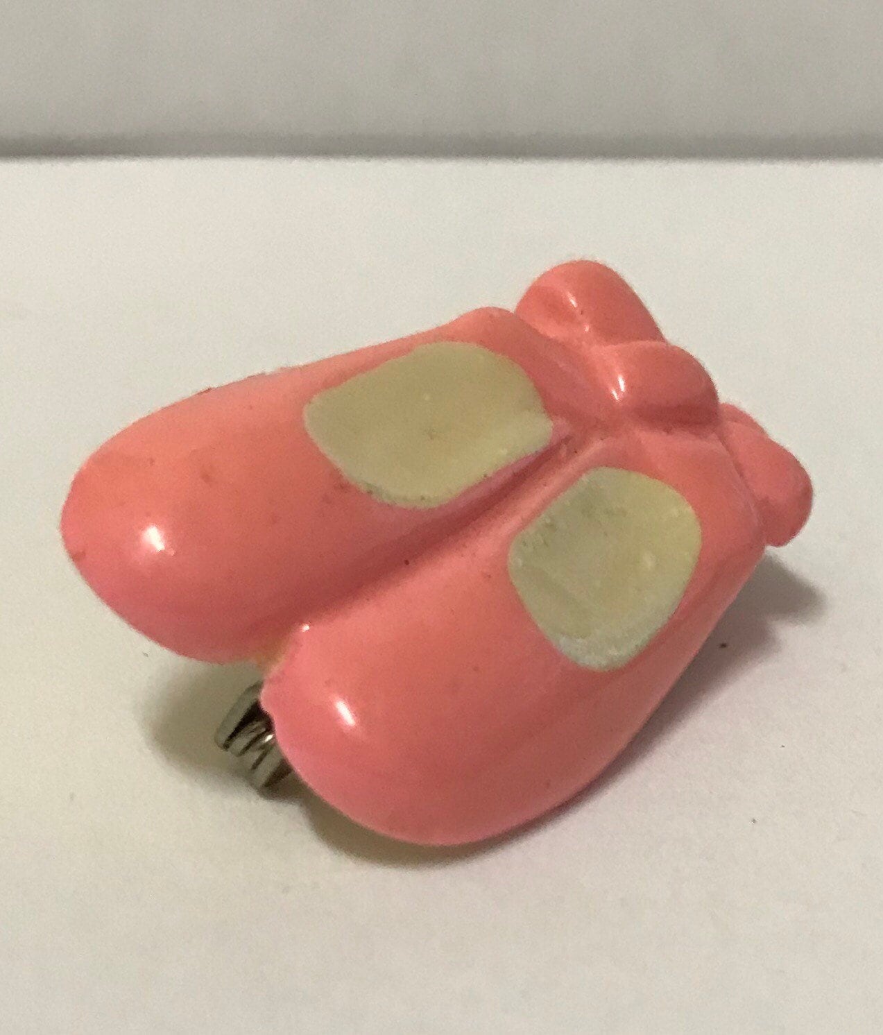 1980's Pink Ballettschuhe Pin Vintage Hut Revers Retro Alte Geschenk Shop Wunderliche Bunte Girly Mädchen Tanzen Schuhe 80'er Jahre Plastik Brosche 1980's Pink Ballettschuhe Pin Vintage Hut Revers Retro Alte Geschenk Shop Wunderliche Bunte Girly Mädchen Tanzen Schuhe 80'er Jahre Plastik Brosche von OldFleaToyMarket
