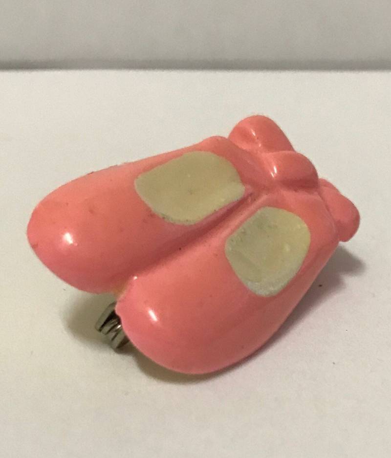 1980's Pink Ballettschuhe Pin Vintage Hut Revers Retro Alte Geschenk Shop Wunderliche Bunte Girly Mädchen Tanzen Schuhe 80'er Jahre Plastik Brosche 1980's Pink Ballettschuhe Pin Vintage Hut Revers Retro Alte Geschenk Shop Wunderliche Bunte Girly Mädchen Tanzen Schuhe 80'er Jahre Plastik Brosche von OldFleaToyMarket