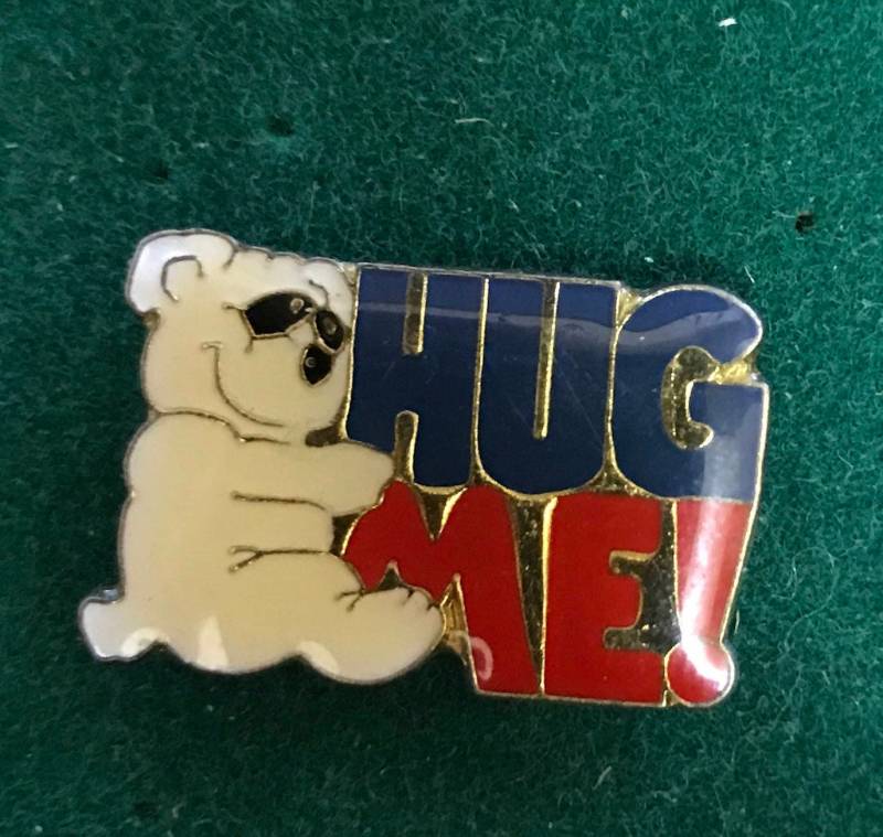 1980Er Bär Hug Me Pin Vintage Hut Revers Emaille Retro Metall Aus Herstellerbrett 80Er Rot Weiß Blau Teddybär Hugs Polar 1980Er Bär Hug Me Pin Vintage Hut Revers Emaille Retro Metall Aus Herstellerbrett 80Er Rot Weiß Blau Teddybär Hugs Polar von OldFleaToyMarket