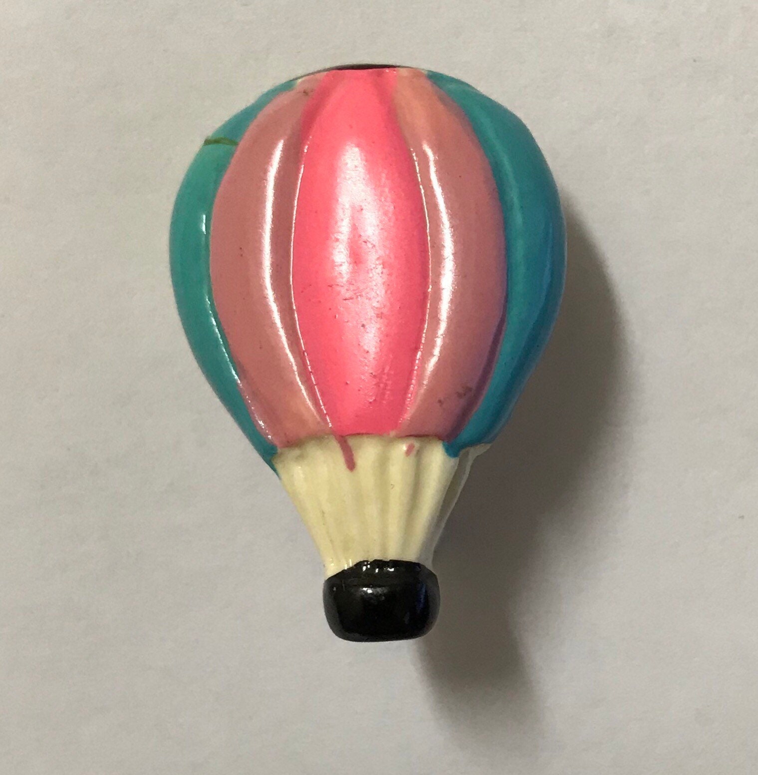 1980Er Heißluftballon Pin Vintage Hut Revers Retro Aus Altem Geschenkshop Skurril Bunte Mädchen 80Er Jahre Fliegendes Abenteuer Niedliche Plastik 1980Er Heißluftballon Pin Vintage Hut Revers Retro Aus Altem Geschenkshop Skurril Bunte Mädchen 80Er Jahre Fliegendes Abenteuer Niedliche Plastik von OldFleaToyMarket