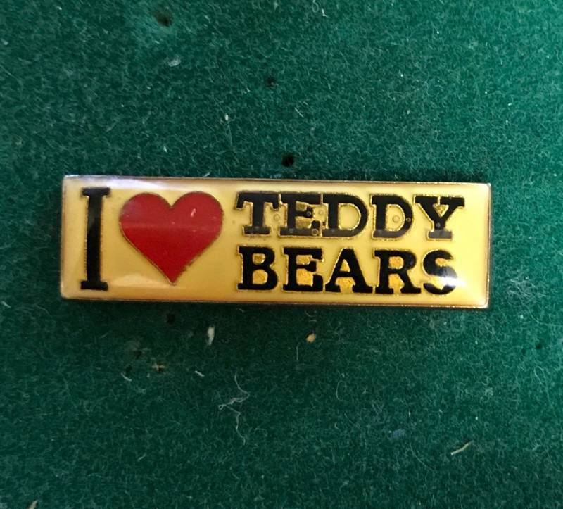 1980Er Jahre I Love Teddy Bears Pin Vintage Hut Revers Emaille Retro Metall Aus Herstellerbrett 80Er Schwarze Convention Zeigen Hersteller Worte 1980Er Jahre I Love Teddy Bears Pin Vintage Hut Revers Emaille Retro Metall Aus Herstellerbrett 80Er Schwarze Convention Zeigen Hersteller Worte von OldFleaToyMarket