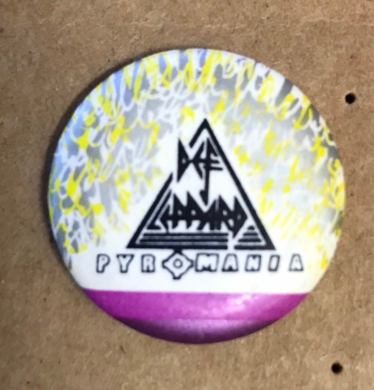 Def Leppard Pin Button Vintage Kleine Pyromania Rock & Roll Pinback Musik Retro 1 1/4" Heavy Metal Konzert Merch Gelb Lila Band Tour Hut von OldFleaToyMarket