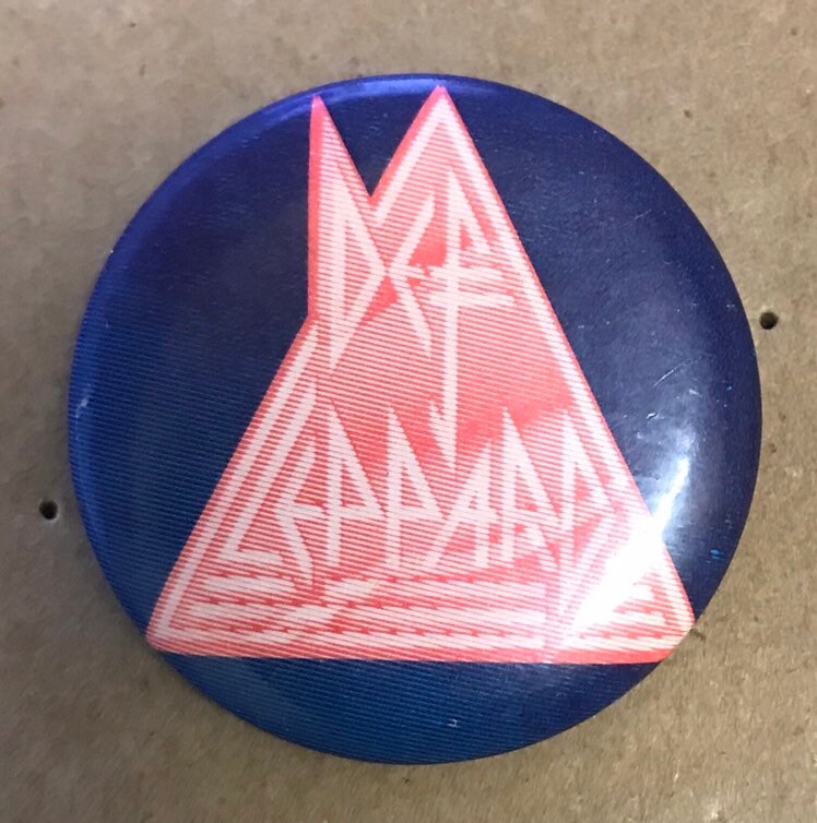 Def Leppard Pin Button Vintage Pyramide Logo Pinback Rock & Roll Musik Retro 1 1/4" Heavy Metal Konzert Merch Blau Rot Band Tour Hut 1980Er von OldFleaToyMarket