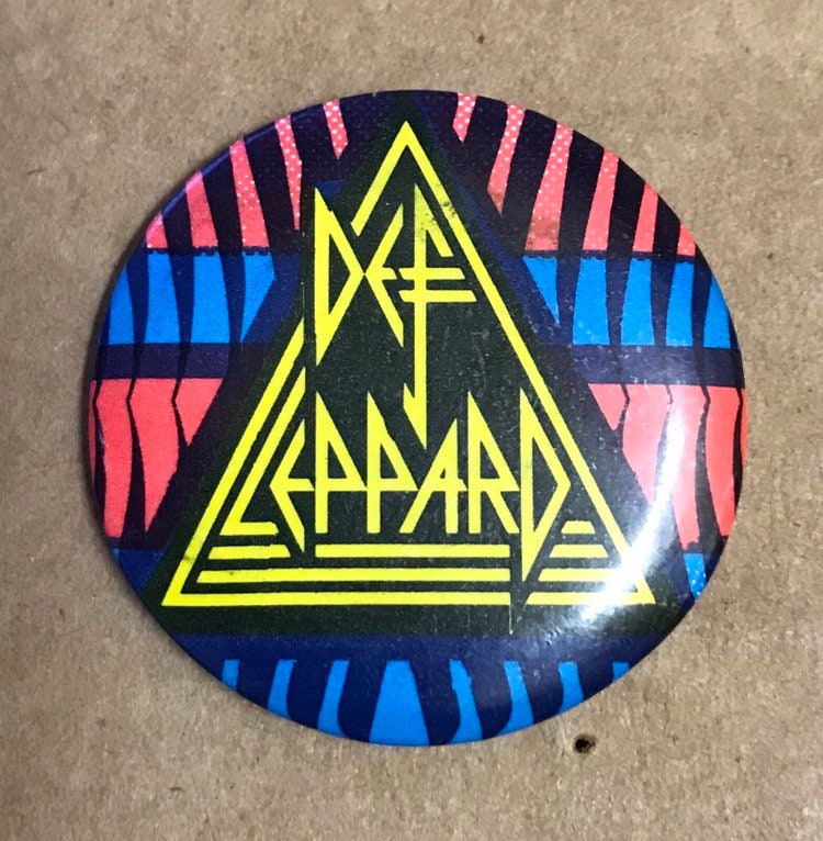 Def Leppard Pin Button Vintage Pyramiden Logo Pyramide 1 1/4" Heavy Metal Konzert Merch Rot Blau Band Tour Hut von OldFleaToyMarket