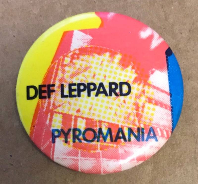 Def Leppard Pin Button Vintage Pyromania Rock & Roll Pinback Musik Retro 1 1/4" Heavy Metal Konzert Merch Gelb Rot Band Tour Hut von OldFleaToyMarket
