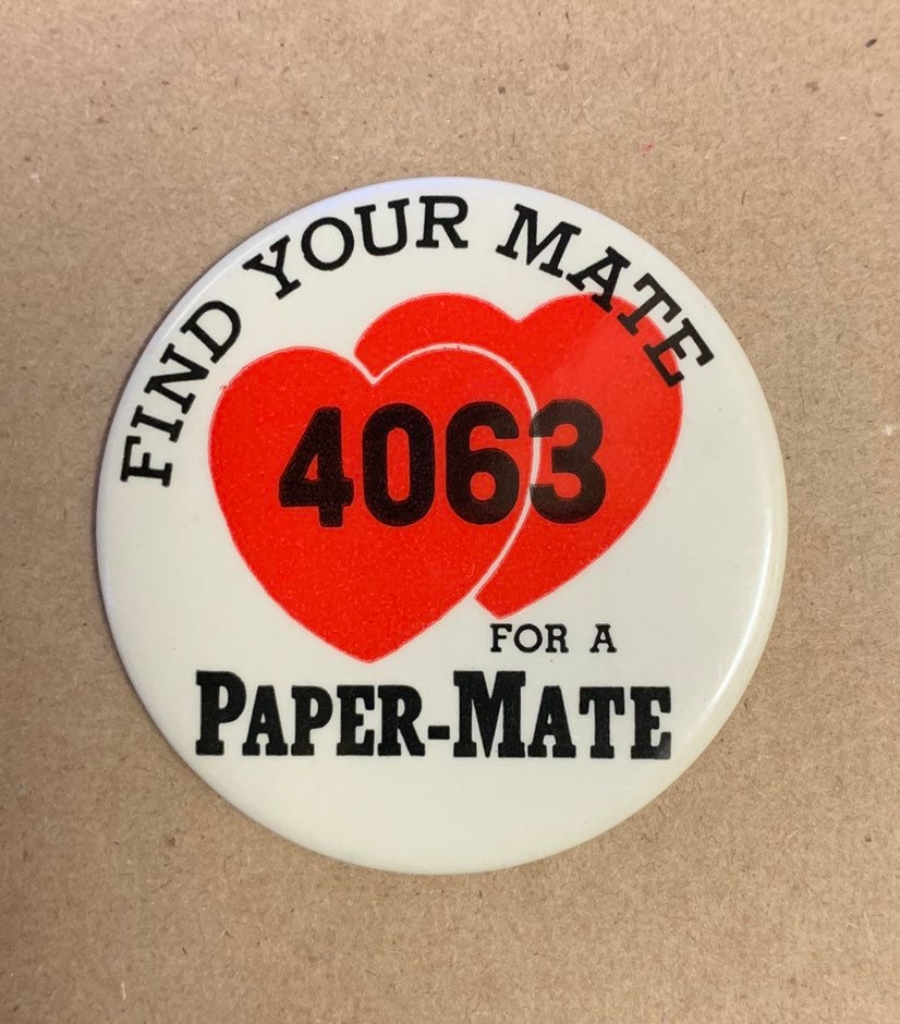 Paper Mate Stifte Seltene Pin Button Vintage Werbung Verkäufer Meeting Verkaufspromo Doppelherz Find Your 4063 Retro Anzeige Schmuck Paper Mate Stifte Seltene Pin Button Vintage Werbung Verkäufer Meeting Verkaufspromo Doppelherz Find Your 4063 Retro Anzeige Schmuck von OldFleaToyMarket