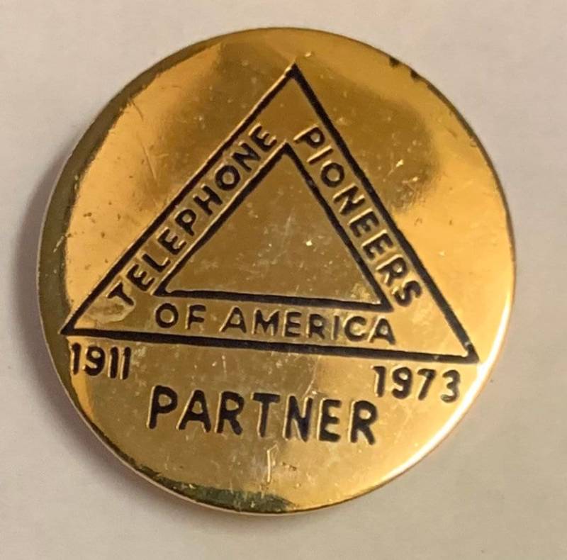 Vintage 1973 Telefon Pioniere Amerika Pin Partner Schwarz Gold Ton Pyramiden Logo Glänzend 1 Zoll Knopf 1970Er Retro Selten Vintage 1973 Telefon Pioniere Amerika Pin Partner Schwarz Gold Ton Pyramiden Logo Glänzend 1 Zoll Knopf 1970Er Retro Selten von OldFleaToyMarket