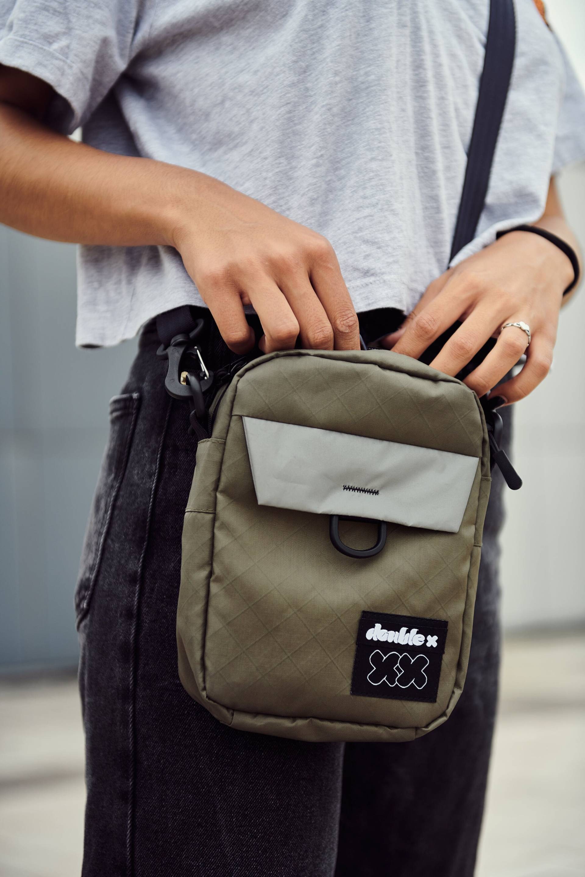 Recycled Bag Mit Reflektierender Tasche, Grüne Kleine Crossbody-Tasche Für Männer, Wasserdichte Messenger-Tasche, Reflektierende Schultertasche von OldFriendsWorkshop