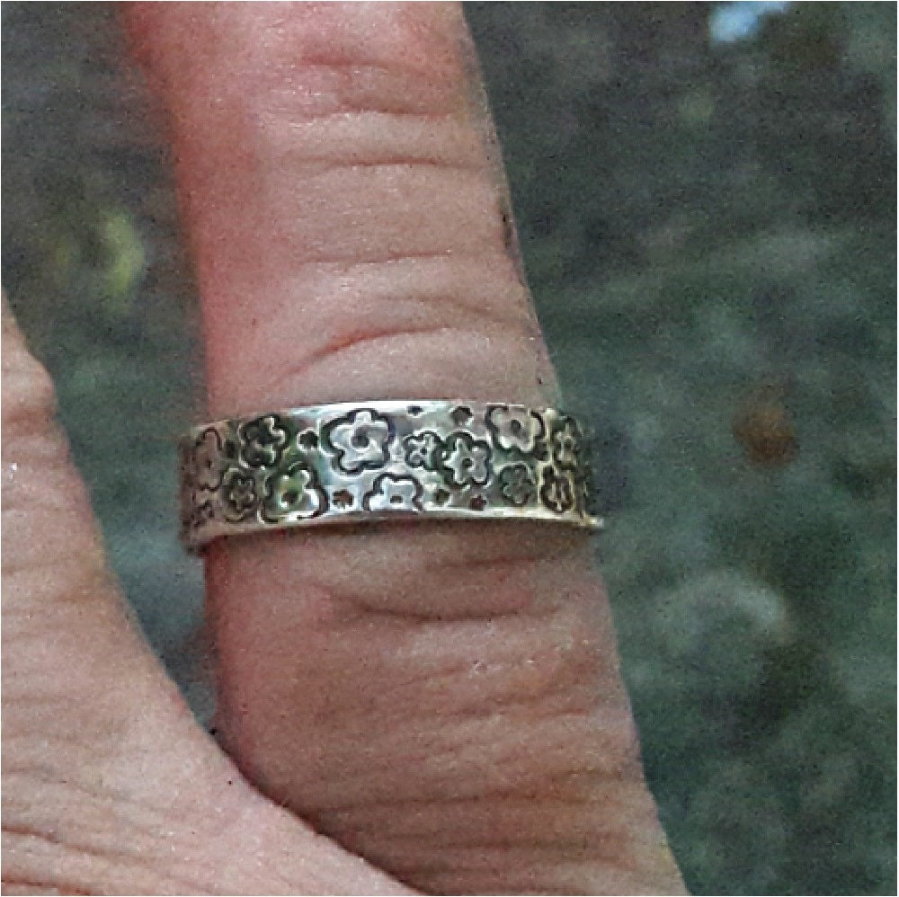 925 Sterling Silber Blumen Bandring 6mm Breit Old Hippie Dave Ehering Weihnachtsgeschenk 925 Sterling Silber Blumen Bandring 6mm Breit Old Hippie Dave Ehering Weihnachtsgeschenk von OldHippieDaveJewelry