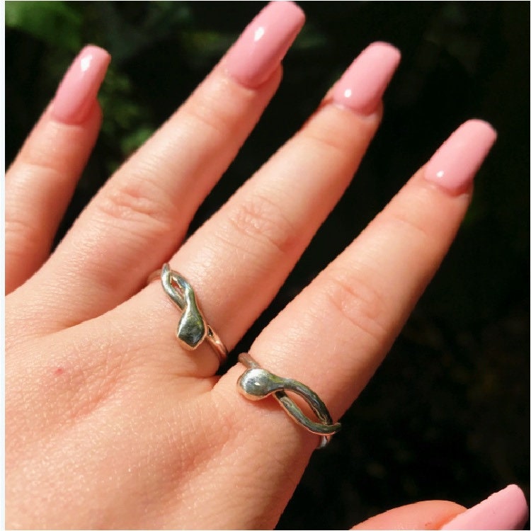 Silber Kleine Zierliche Schlangenringe Verstellbar Ist Handgefertigt Von Old Hippie Dave 925 Sterling Tolles Weihnachtsgeschenk Silber Kleine Zierliche Schlangenringe Verstellbar Ist Handgefertigt Von Old Hippie Dave 925 Sterling Tolles Weihnachtsgeschenk von OldHippieDaveJewelry