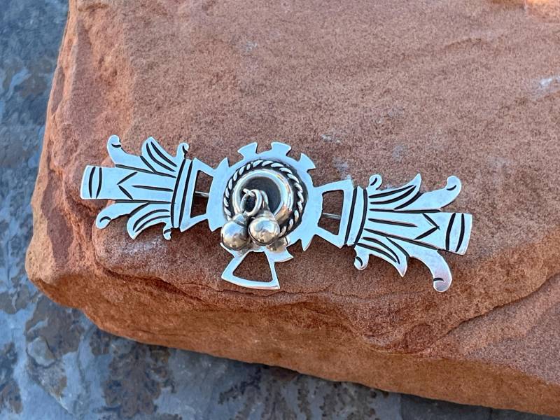 Vintage Taxco Große 980 Silber Brosche/Anstecknadel Mit Glöckchen Und C-Verschluss C. Um 1930 von OldMexicoSilverShop