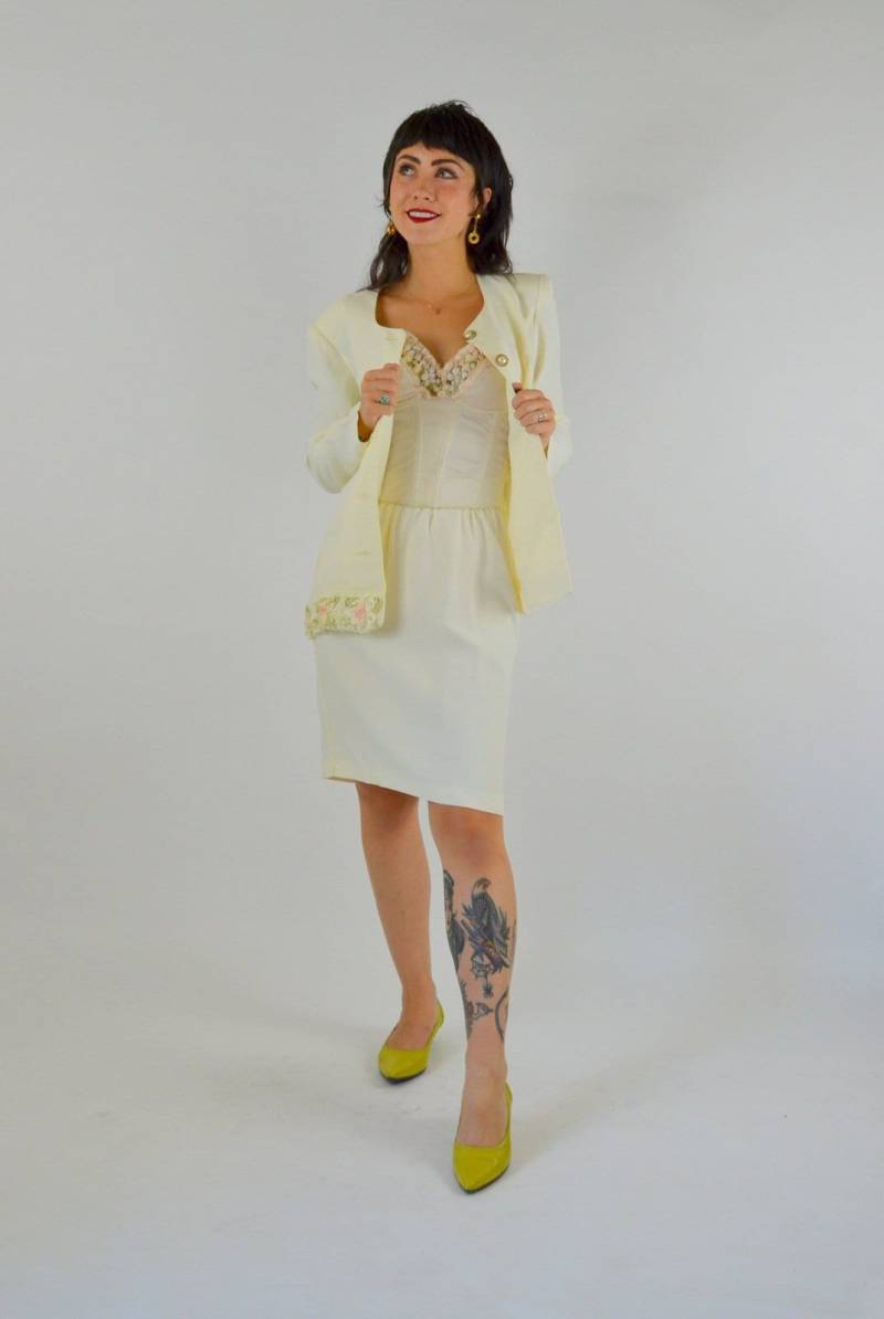 Vintage 80Er Jahre Anzug Mit Weißem Blumenröckchen - D.j. Sommer Größe Small Vintage 80Er Jahre Anzug Mit Weißem Blumenröckchen - D.j. Sommer Größe Small von OldMoonVintageShop